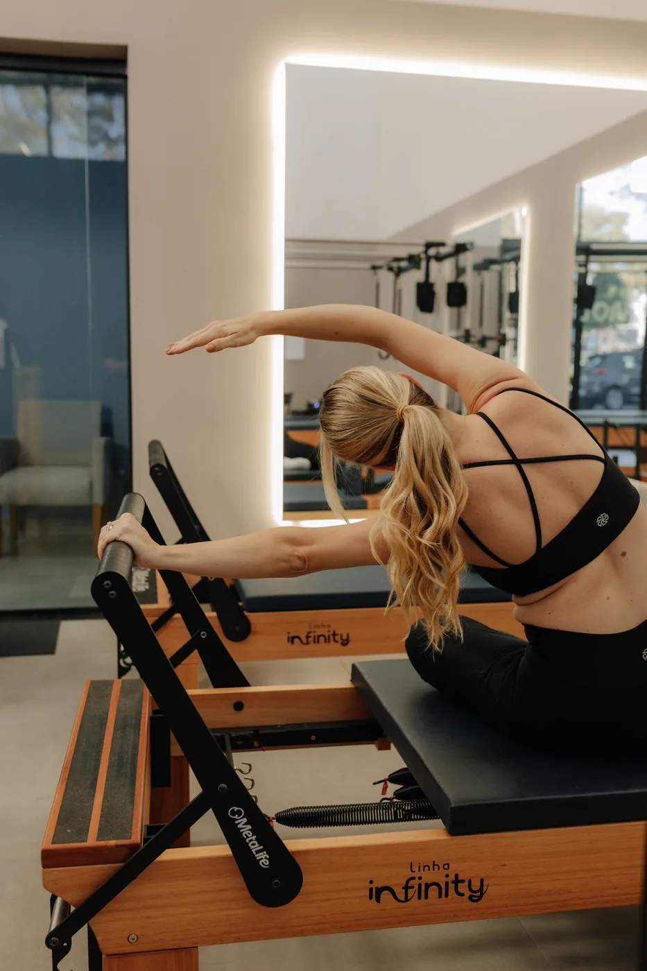 Prática de movimento consciente e alinhamento postural no Pilates